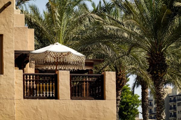 Les parasols pour balcon : style et ombre à petit prix
