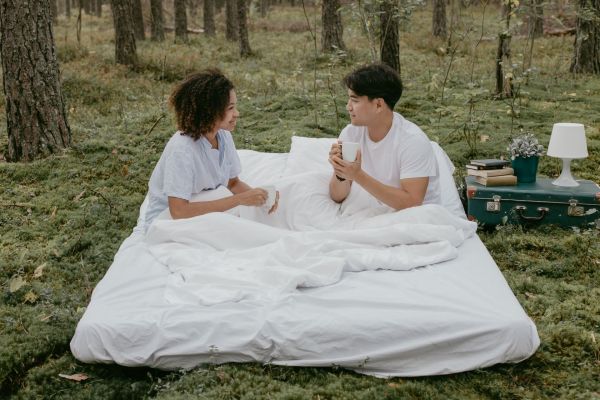 Top 5 des matelas gonflables pour 2 : confort en camping