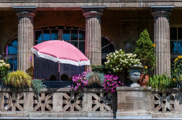 Top parasols abordables pour égayer votre balcon