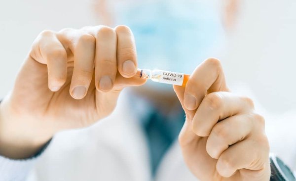 Quelles sont les meilleures solutions pour éviter les glissades sur un sol mouillé de piscine intérieure ?